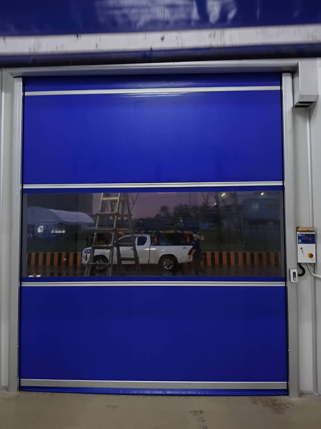 ภาพผลงานติดตั้งประตูไฮสปีด รุ่น Standard สำหรับโรงงานอุตสาหกรรม ที่กรุงเทพมหานคร โดย OZ DOOR