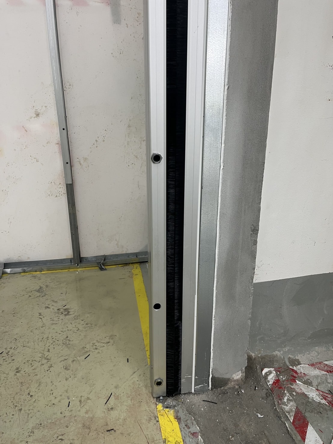 ภาพผลงานติดตั้งประตูไฮสปีด รุ่น Standard สำหรับโรงงานอุตสาหกรรม ที่สมุทรปราการ โดย OZ DOOR (4)