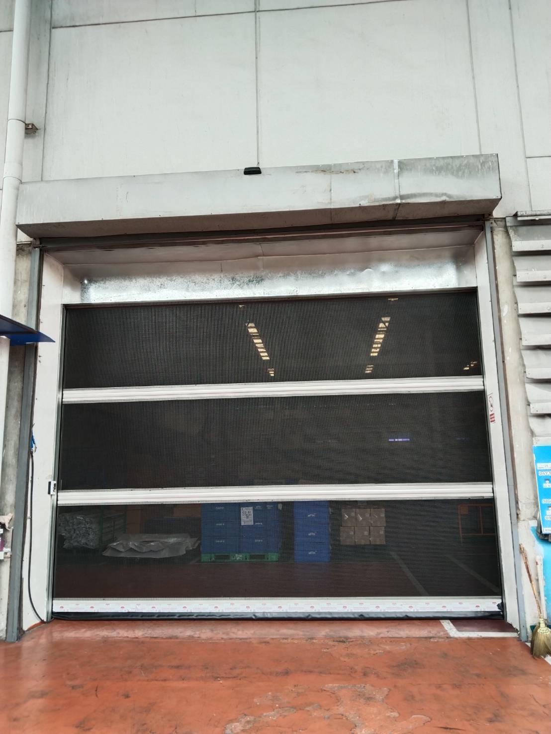 ภาพผลงานติดตั้งประตูไฮสปีด รุ่น Standard สำหรับคลังสินค้าและโลจิสติกส์ ที่ชลบุรี โดย OZ DOOR