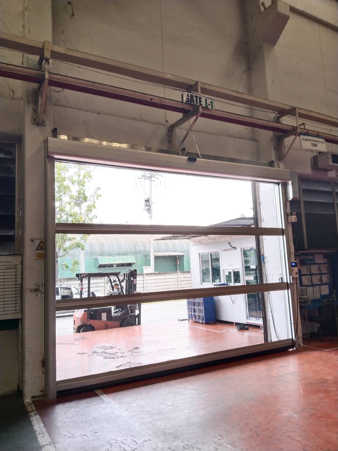 ภาพผลงานติดตั้งประตูไฮสปีด รุ่น Standard สำหรับคลังสินค้าและโลจิสติกส์ ที่ชลบุรี โดย OZ DOOR (2)