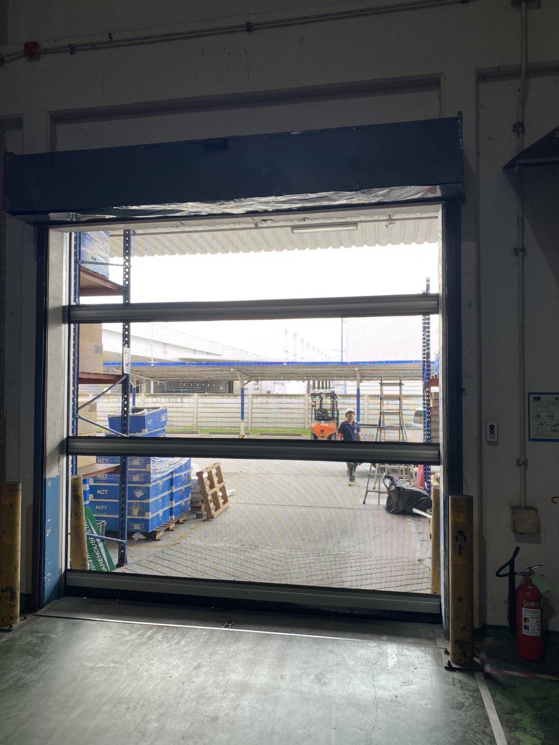 ภาพผลงานติดตั้งประตูไฮสปีด รุ่น Standard สำหรับคลังสินค้าและโลจิสติกส์ ที่ชลบุรี โดย OZ DOOR (8)