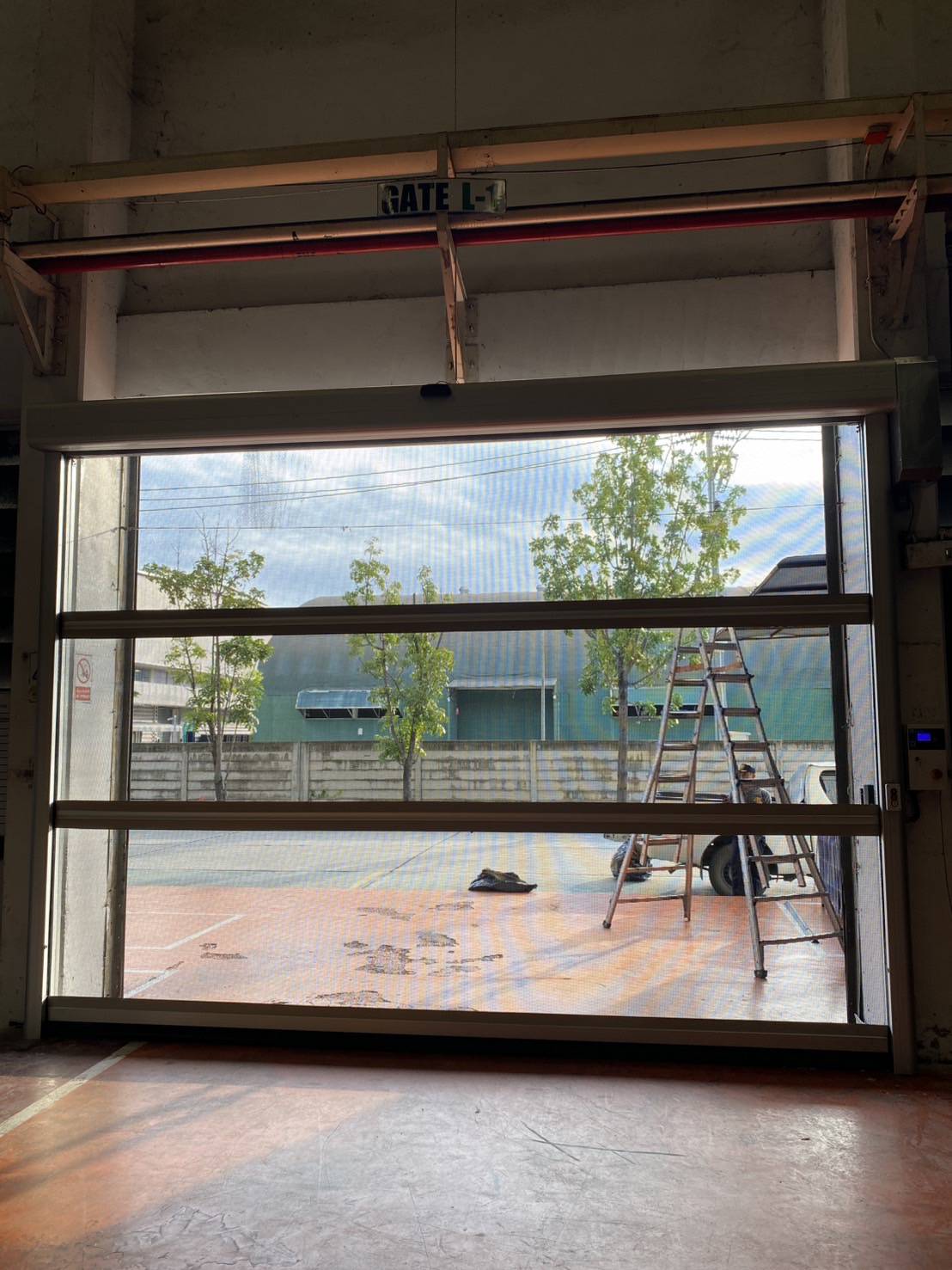 ภาพผลงานติดตั้งประตูไฮสปีด รุ่น Standard สำหรับคลังสินค้าและโลจิสติกส์ ที่ชลบุรี โดย OZ DOOR (11)