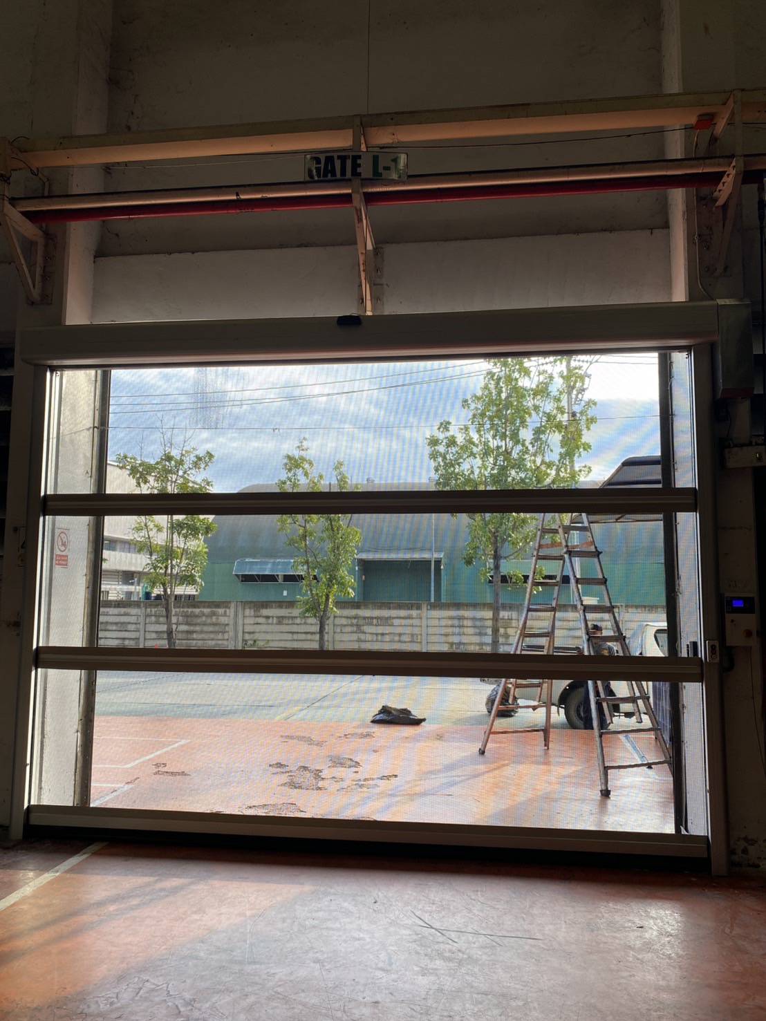 ภาพผลงานติดตั้งประตูไฮสปีด รุ่น Standard สำหรับคลังสินค้าและโลจิสติกส์ ที่ชลบุรี โดย OZ DOOR (13)