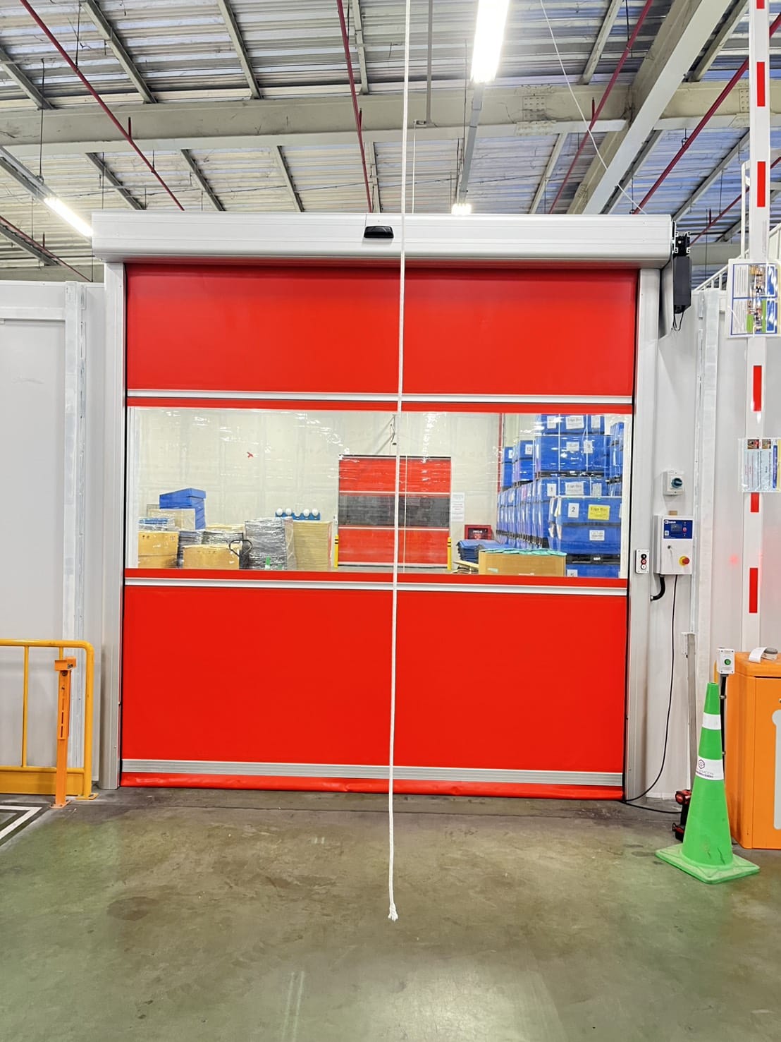 ภาพผลงานติดตั้งประตูไฮสปีด รุ่น Standard สำหรับคลังสินค้าและโลจิสติกส์ ที่ระยอง โดย OZ DOOR