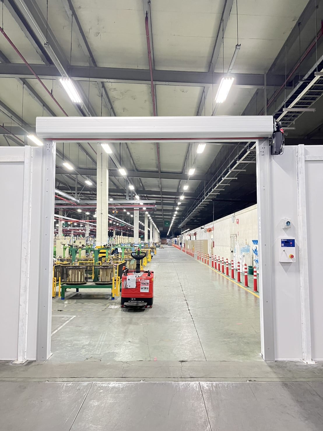 ภาพผลงานติดตั้งประตูไฮสปีด รุ่น Standard สำหรับคลังสินค้าและโลจิสติกส์ ที่ระยอง โดย OZ DOOR (10)