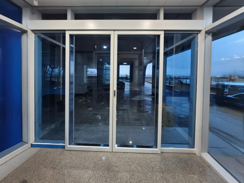 สไตล์อะลูมิเนียมสำหรับประตูกระจกอัตโนมัติเชิงพาณิชย์ เฟรม AL6063-T5 โดย OZ Door Thailand