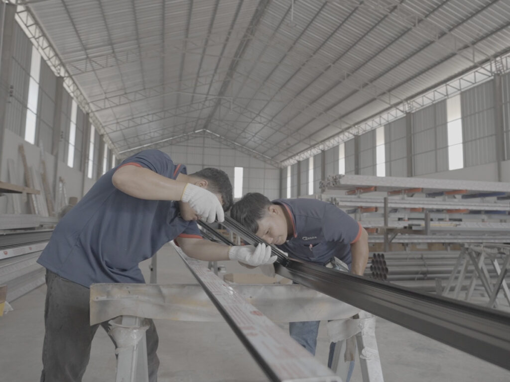 โปรไฟล์เฟรมอะลูมิเนียมสำหรับประตูโรงรถ Full View แข็งแรง น้ำหนักเบา และทนสนิม