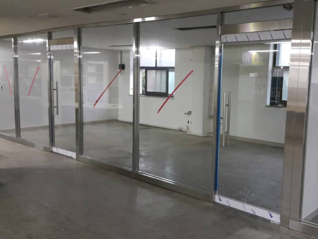 ชุดประตูกระจกบานเลื่อนอัตโนมัติพร้อมกระจกบานฟิกซ์ จัดวางตามช่องเปิดจริง โดย OZ Door Thailand