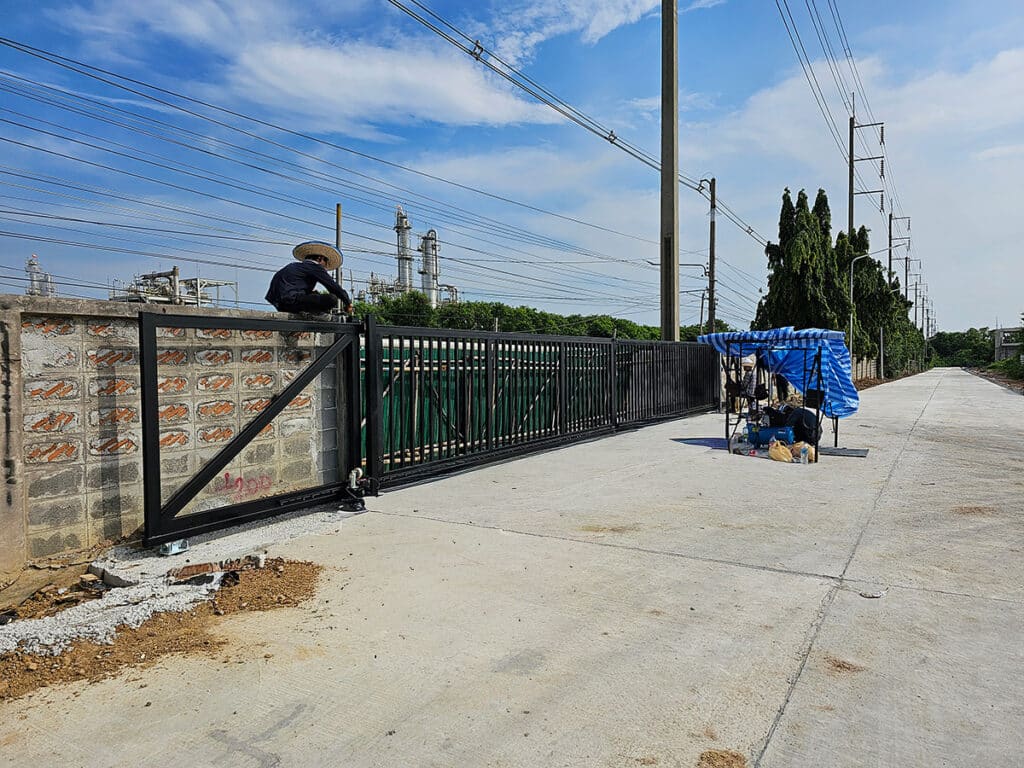 ดีไซน์ประตูแคนทิลิเวอร์แนวอุตสาหกรรมและความปลอดภัยสูง โดย OZ Door Thailand