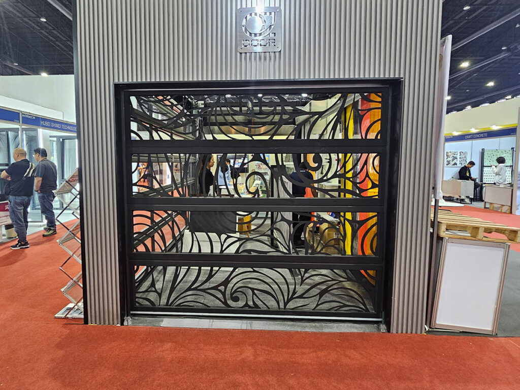 ดีไซน์สั่งทำประตูโรงรถ Full View เลือกสีเฟรมและรูปแบบแผงได้ตามต้องการ