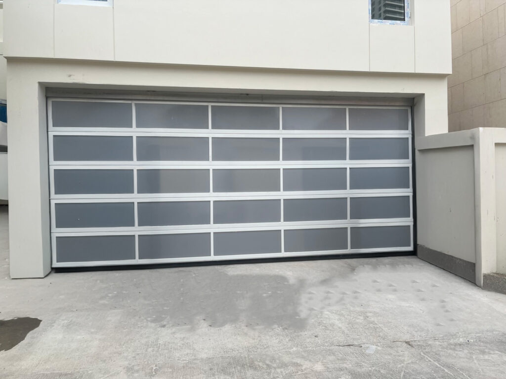 โพลีคาร์บอเนตสีขาว/ฝ้าสำหรับประตูโรงรถ Full View ให้ความเป็นส่วนตัวพร้อมแสงนุ่ม