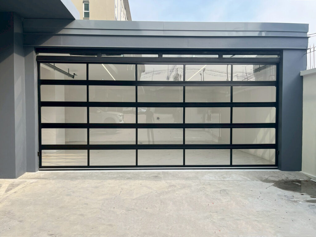 โพลีคาร์บอเนตใสสำหรับประตูโรงรถ Full View รับแสงและมองเห็นภายในได้ชัด