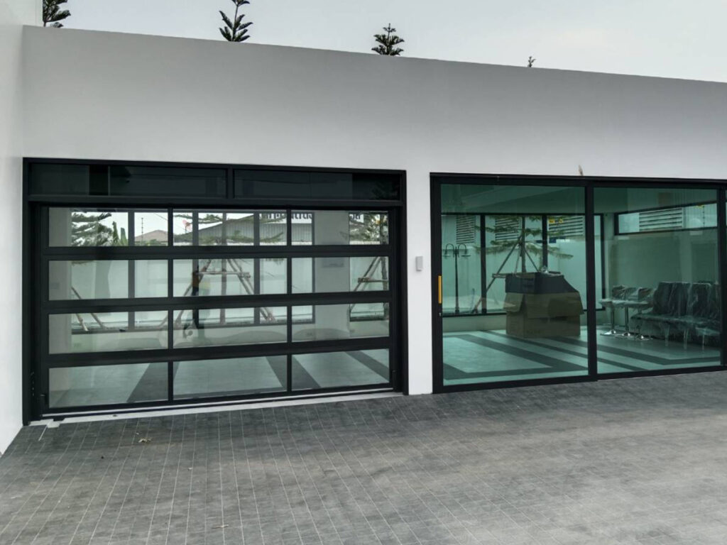 ประตูโรงรถกระจกเต็มบานพร้อมโครงอะลูมิเนียมติดตั้งโดย OZ Door ในประเทศไทย