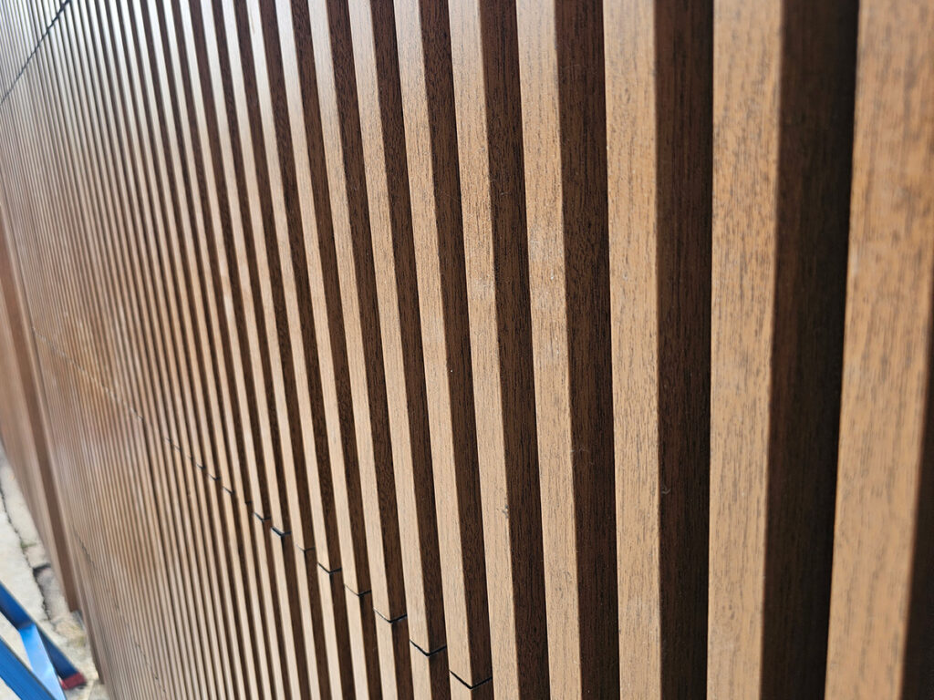 การหุ้มวัสดุฟาซาดลงบนแผงประตูโรงรถแบบฟลัชเมาท์ โดย OZ Door Thailand