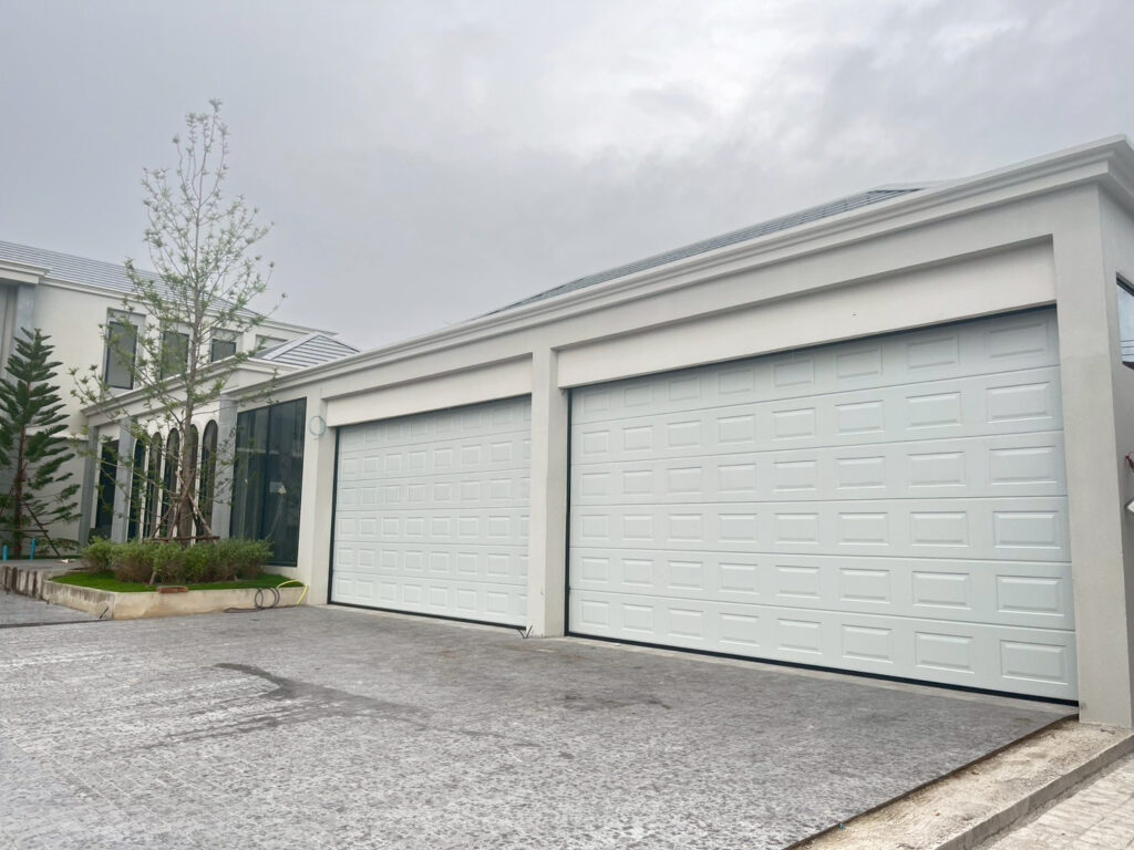 ดีไซน์แผงคลาสสิกสีขาวแบบนูน สำหรับประตูโรงรถบานเซคชันมาตรฐาน โดย OZ Door Thailand