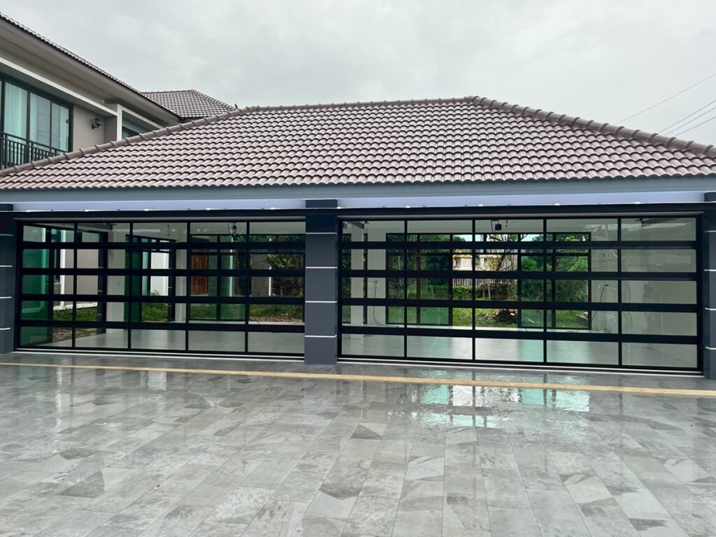 ประตูโรงรถ Full View เฟรมอะลูมิเนียมสีดำ พร้อมแผ่นโพลีคาร์บอเนตใส