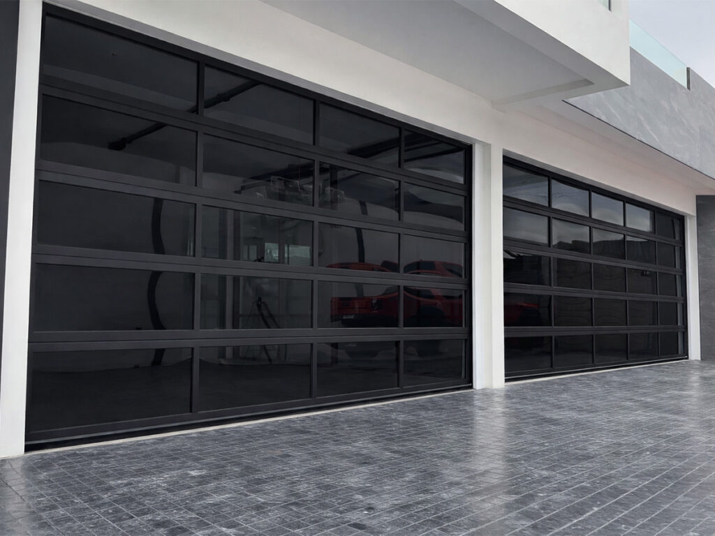 โพลีคาร์บอเนตสีดำสำหรับประตูโรงรถ Full View เพิ่มความเป็นส่วนตัวและลุคโมเดิร์น