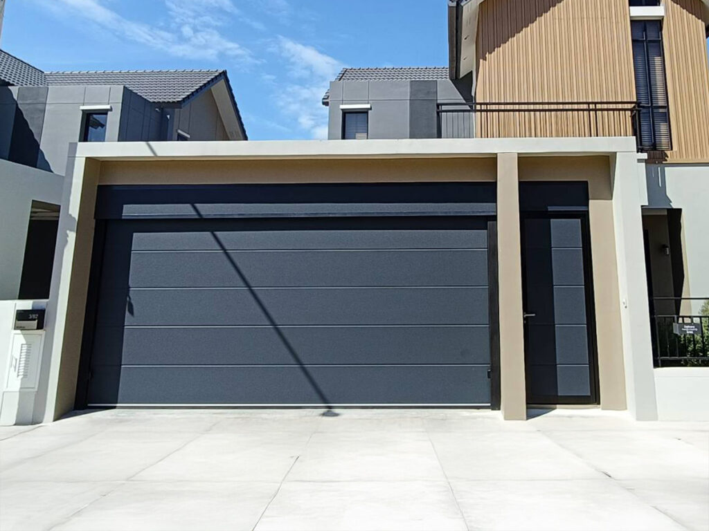 ประตูโรงรถแบบฉนวนมาตรฐานติดตั้งโดย OZ Door ในประเทศไทย