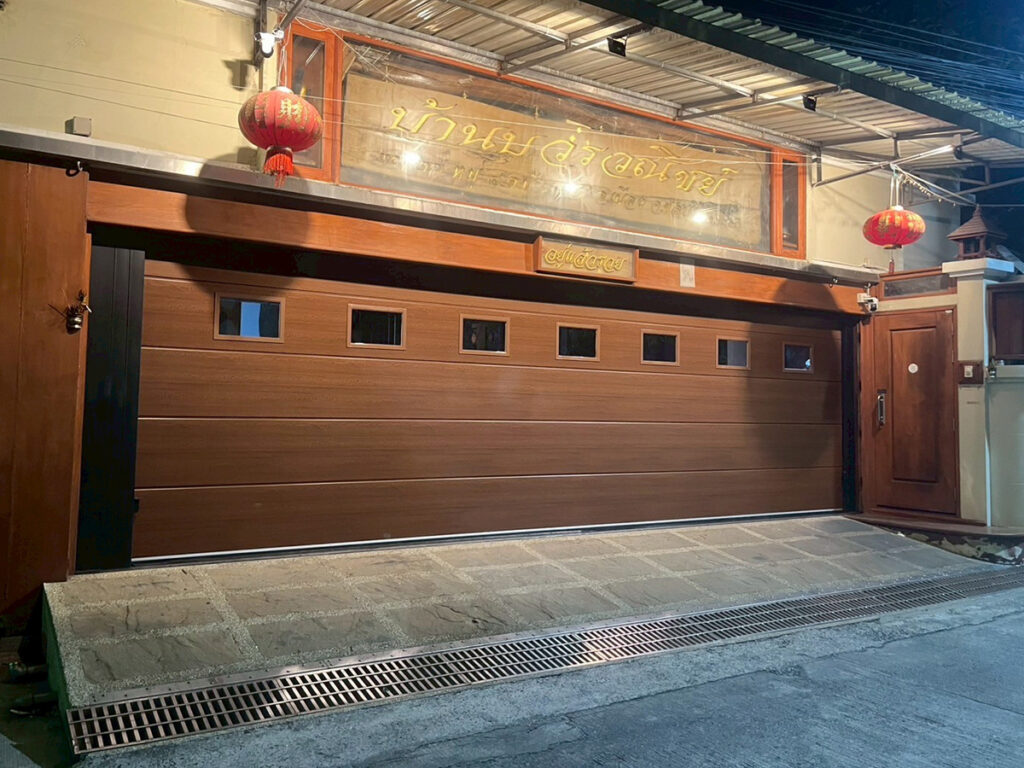 ดีไซน์แผงลายไม้ สำหรับประตูโรงรถบานเซคชันมาตรฐาน โดย OZ Door Thailand