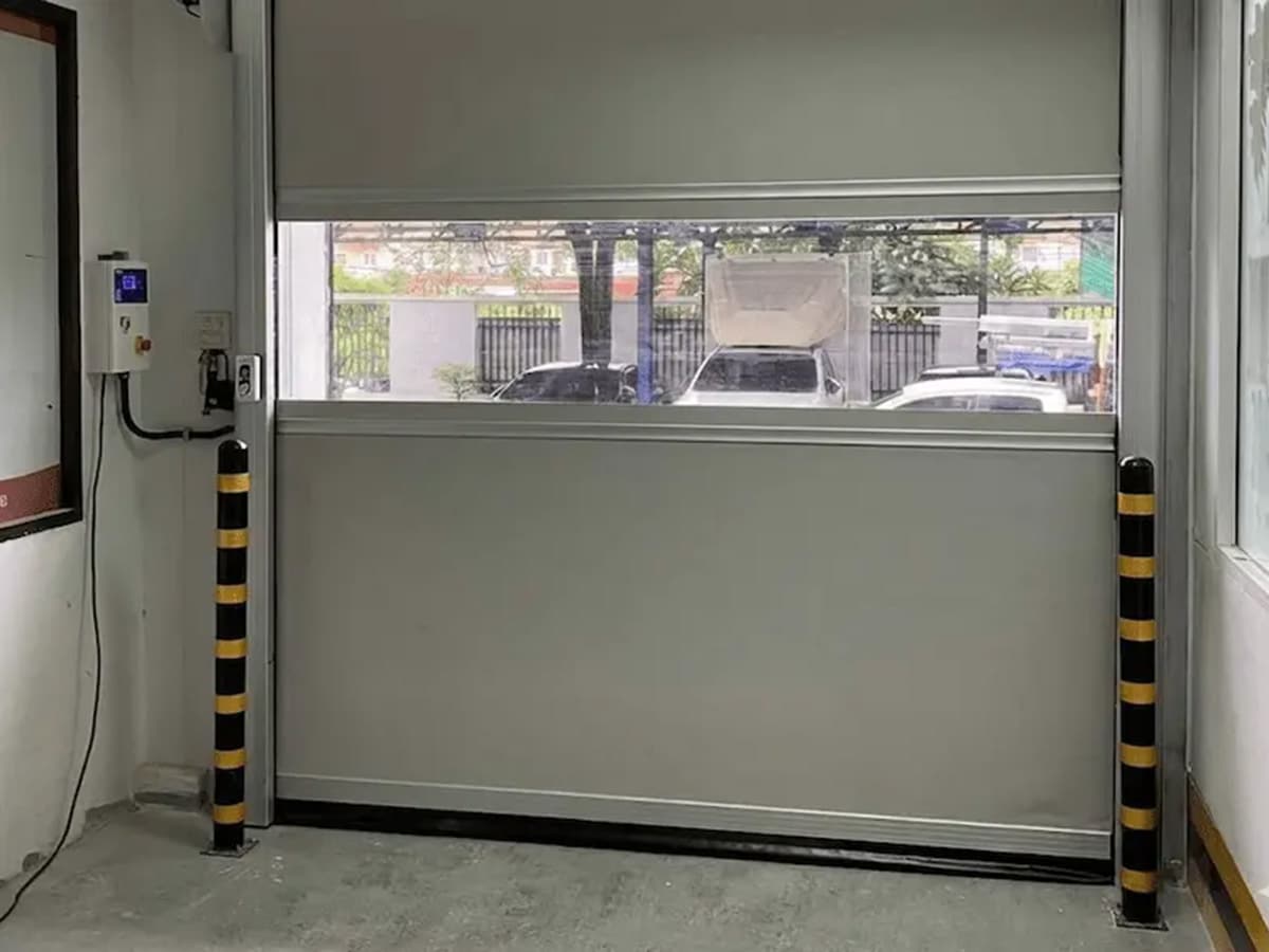 เสากันชนเหล็กป้องกันกรอบประตู พร้อมเทปสะท้อนแสง 3M สำหรับโซนรถโฟล์คลิฟท์