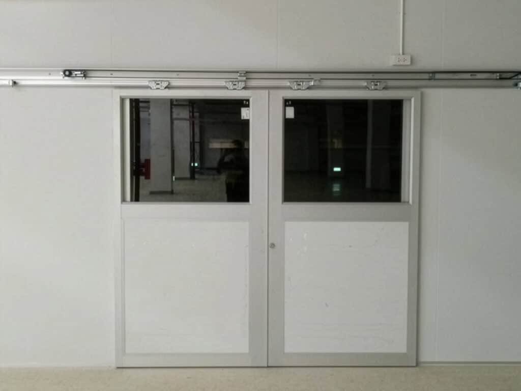 ประตูบานเลื่อนอุตสาหกรรม ติดตั้งภายในโรงงานเป็นผนังกั้นพื้นที่ โดย OZ Door Thailand
