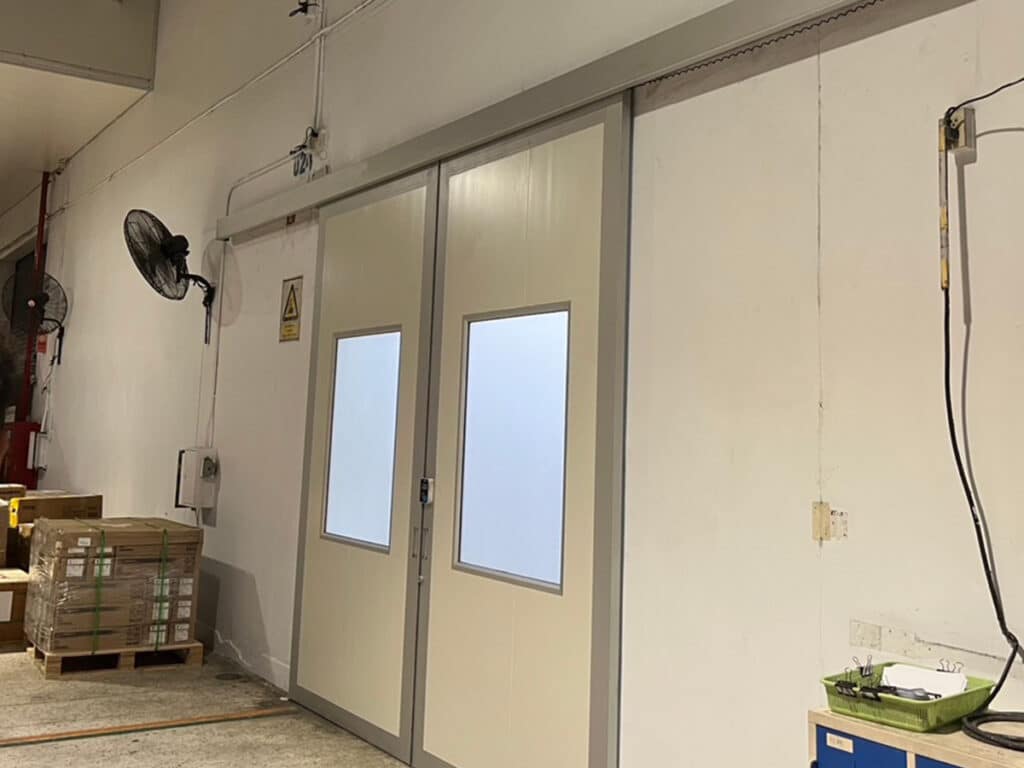 แผ่นฉนวนแซนด์วิชสำหรับประตูบานเลื่อนอุตสาหกรรม แกน PU หนา 40–50 มม. โดย OZ Door Thailand