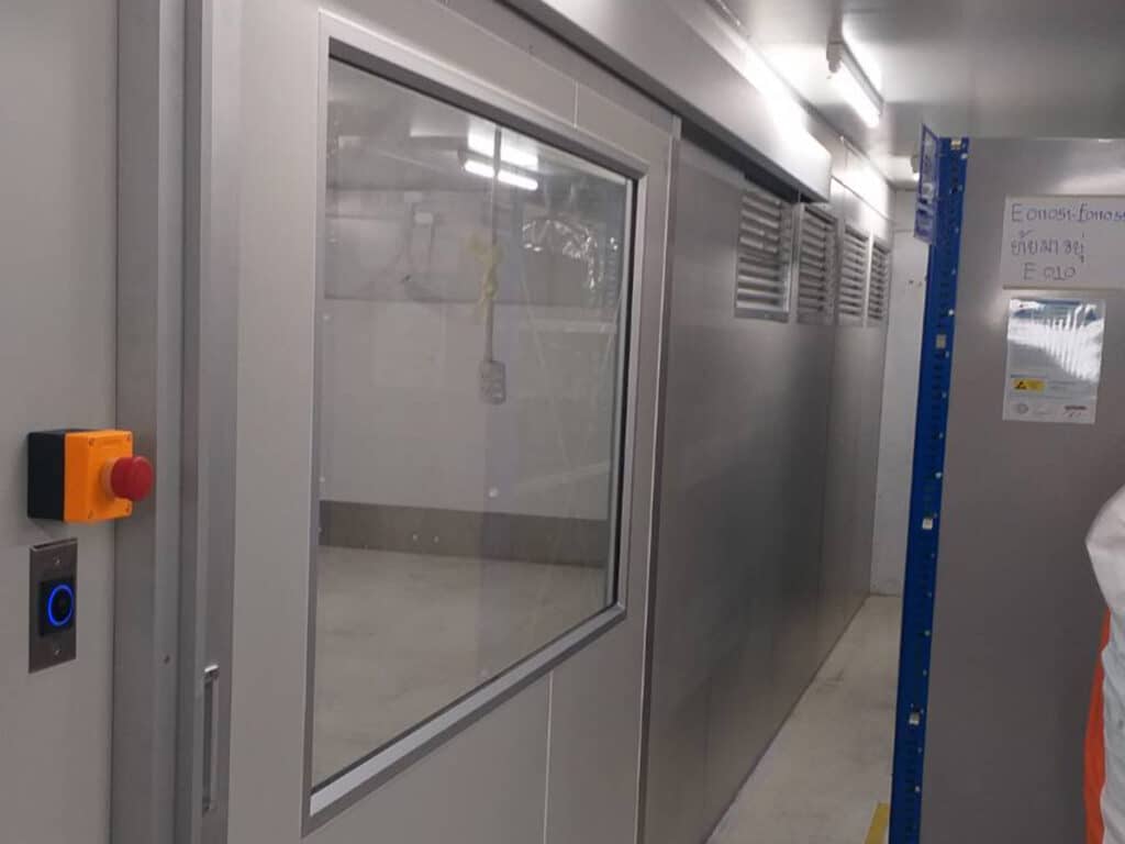 ช่องมองแบบกระจกสองชั้นสำหรับประตูบานเลื่อนอุตสาหกรรม เพิ่มความปลอดภัยและทัศนวิสัย โดย OZ Door Thailand