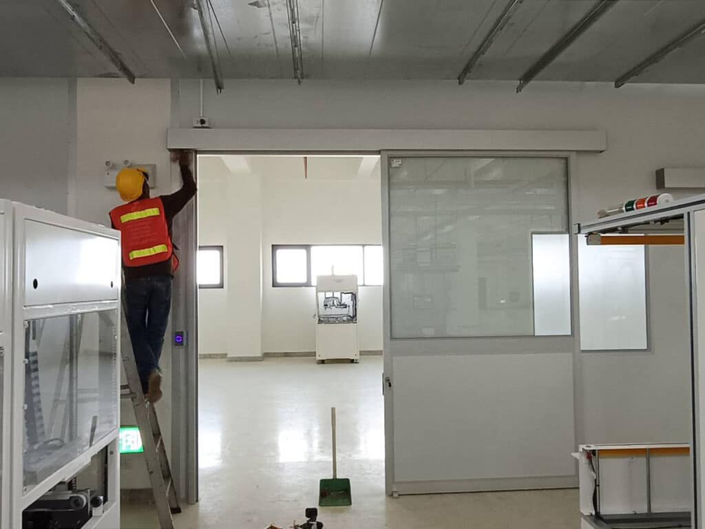 ประตูบานเลื่อนอุตสาหกรรม ติดตั้งสำหรับทางผ่านภายในโรงงาน โดย OZ Door Thailand