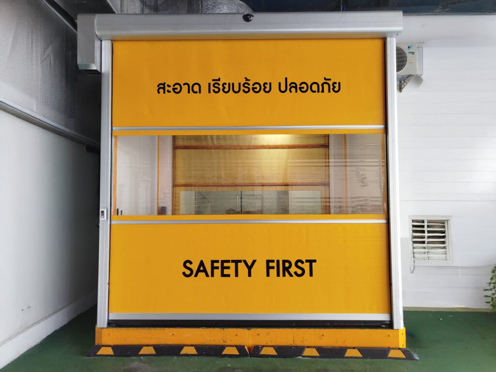 บริการพิมพ์โลโก้บริษัทบนผ้าใบ PVC ประตูไฮสปีด ด้วยสีพิเศษทนการม้วนไม่แตกร้าว