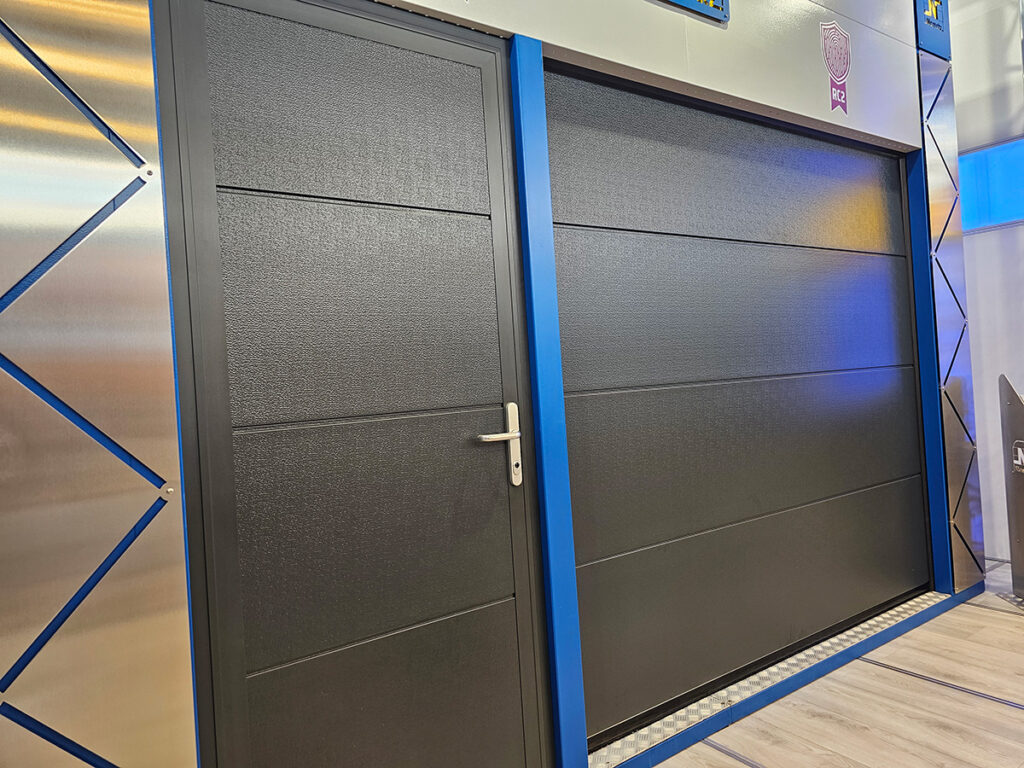 ประตูคนเดินแยกติดตั้งข้างประตูโรงรถ ดีไซน์เดียวกันเพื่อความกลมกลืน โดย OZ Door Thailand