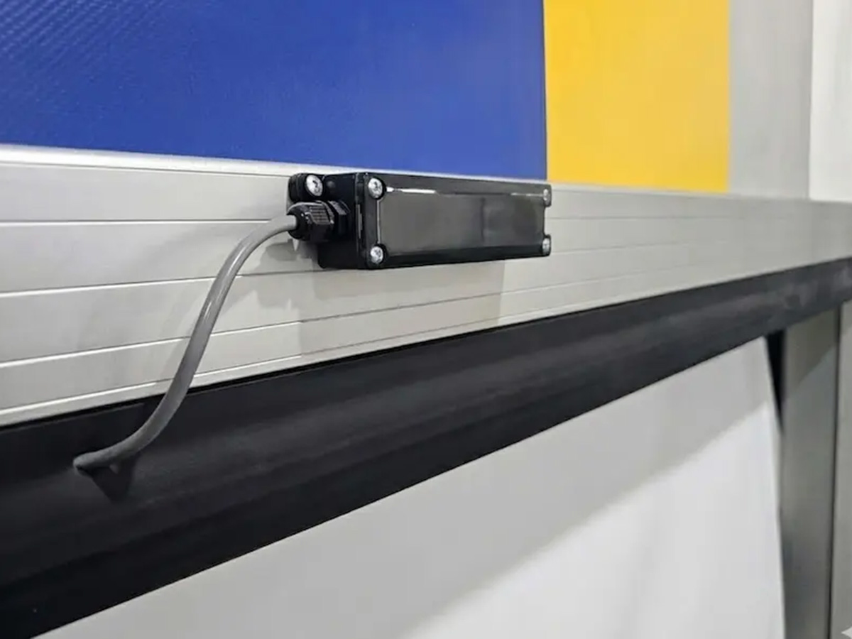 Safety Edge ขอบนิรภัยยางไวต่อแรงกด หยุดและถอยกลับทันทีเมื่อสัมผัสสิ่งกีดขวาง