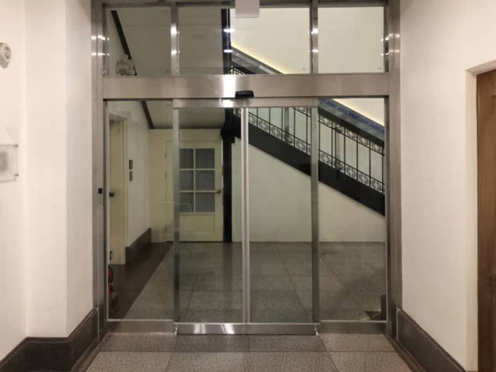 สไตล์สแตนเลสสำหรับประตูกระจกอัตโนมัติเชิงพาณิชย์ พร้อมเฟรม SUS304 โดย OZ Door Thailand