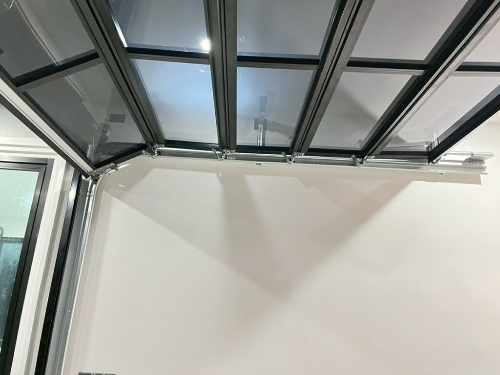 โครงสร้างประตูโรงรถ Full View ฮาร์ดแวร์เหล็กชุบสังกะสีหนา แข็งแรงทนทาน