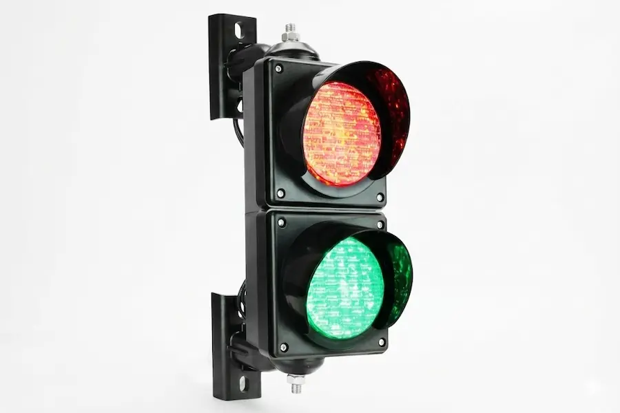 Traffic signal light for loading dock