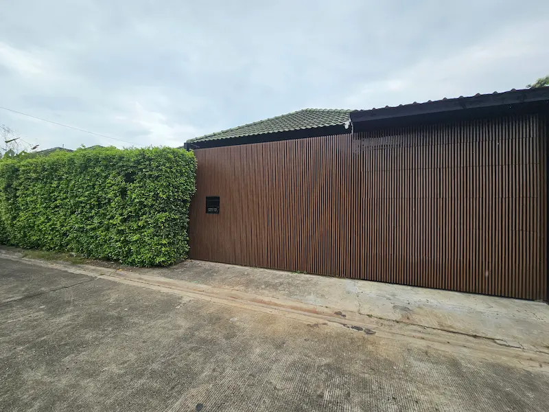 ประตูรั้วแคนทิลิเวอร์บานเลื่อนลายไม้ ติดตั้งที่บ้านสไตล์โมเดิร์น โดย OZ Door Thailand