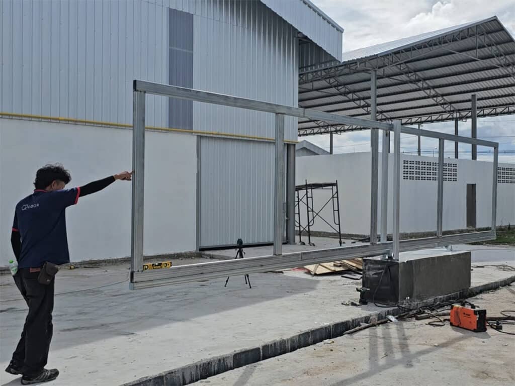 โครงสร้างประตูแคนทิลิเวอร์พร้อมส่วนถ่วงสมดุลด้านข้าง โดย OZ Door Thailand