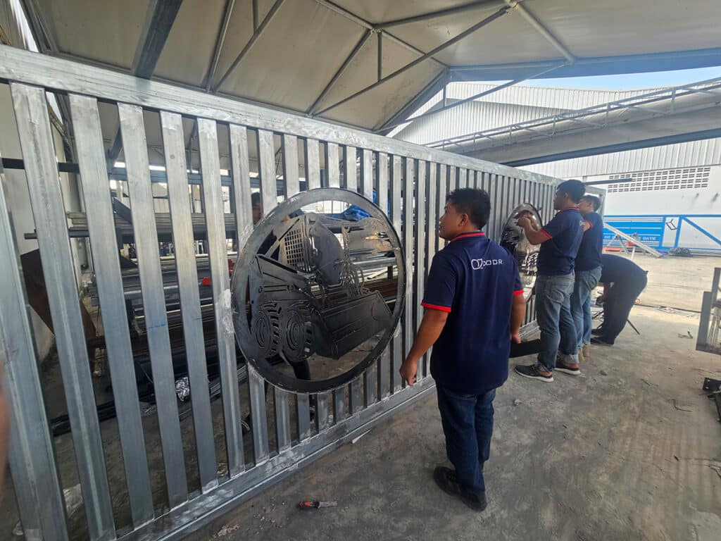 งานผลิตโครงเหล็กชุบกัลวาไนซ์สำหรับประตูแคนทิลิเวอร์ โดย OZ Door Thailand