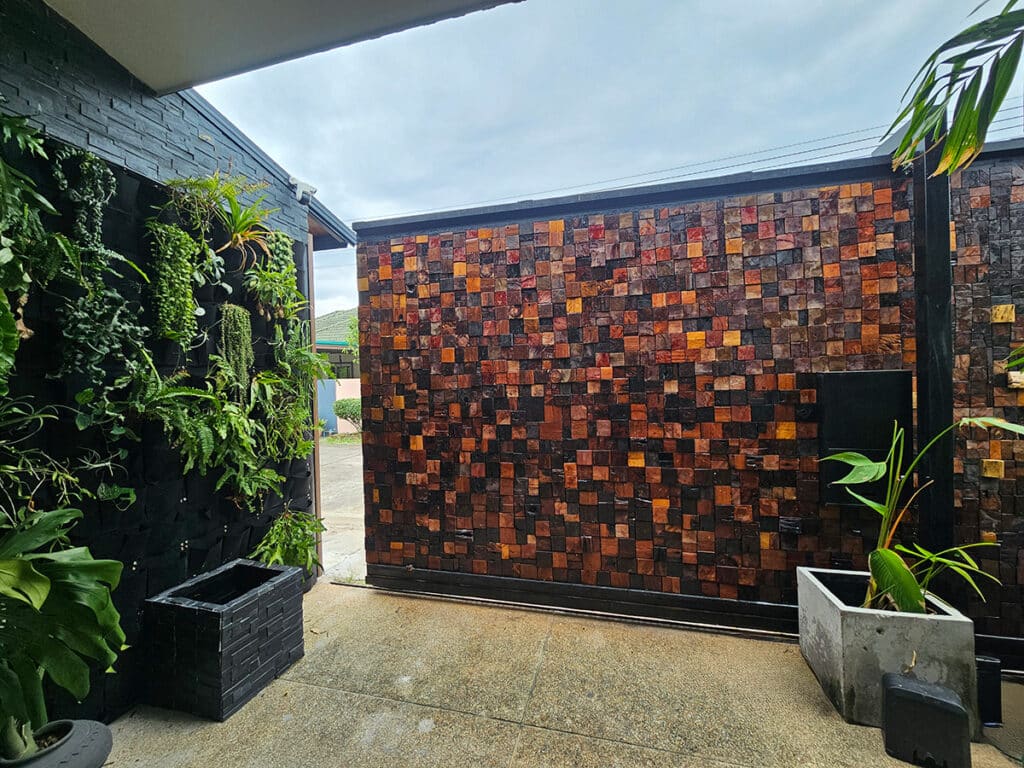 ดีไซน์ประตูแคนทิลิเวอร์งานฟินิชลายไม้ ให้ความอบอุ่นแบบพรีเมียม โดย OZ Door Thailand