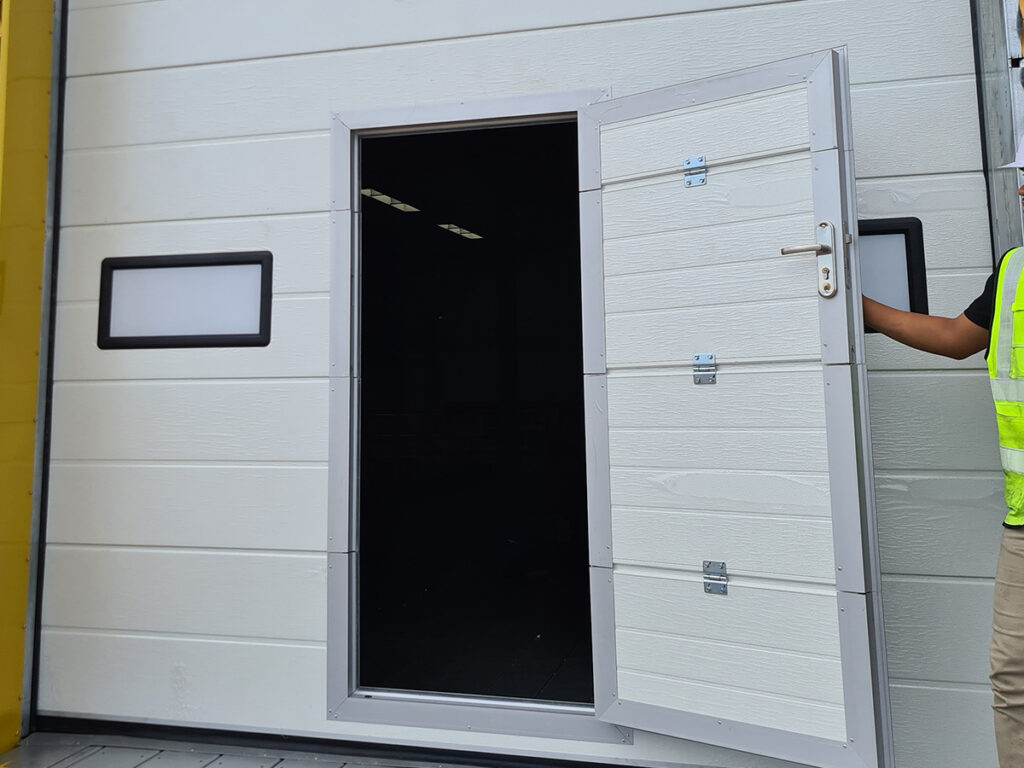 ออปชันประตูคนเดินในบานประตูโรงรถแบบเซคชัน โดย OZ Door Thailand