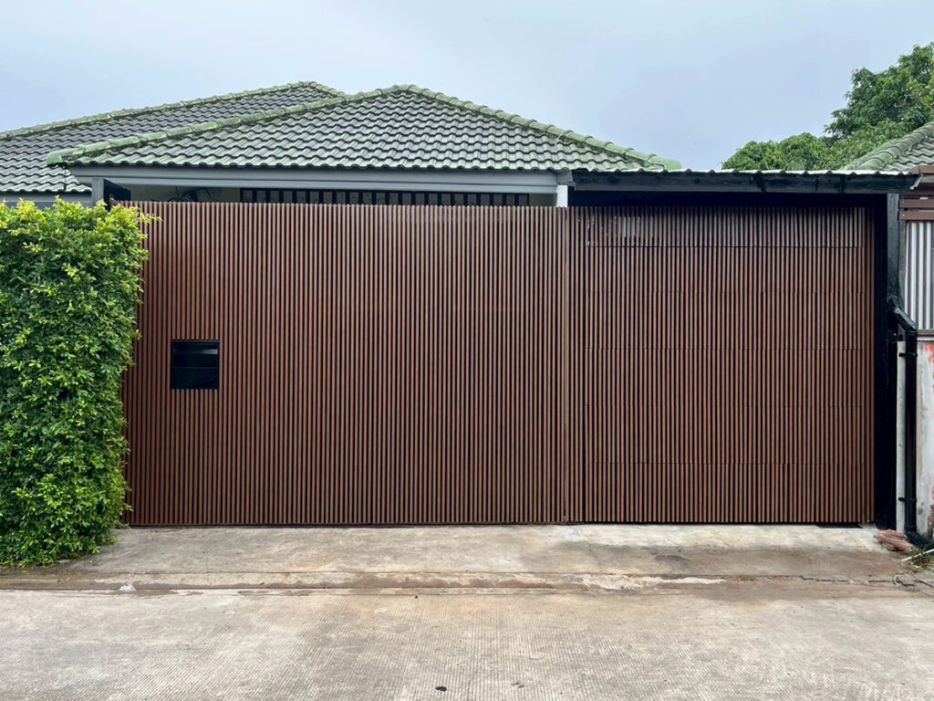 ประตูโรงรถแบบฟลัชเมาท์ซ่อนตัวกลมกลืนกับผนัง โดย OZ Door Thailand