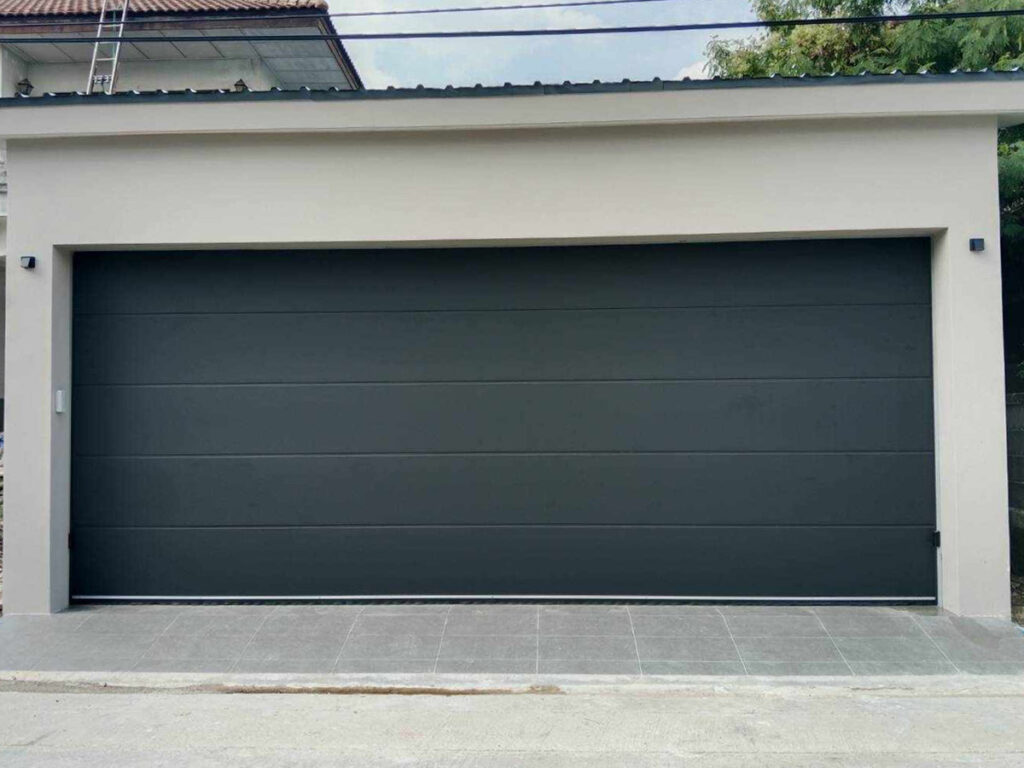 ดีไซน์แผงสีเทาซาฮาร่า สำหรับประตูโรงรถบานเซคชันมาตรฐาน โดย OZ Door Thailand