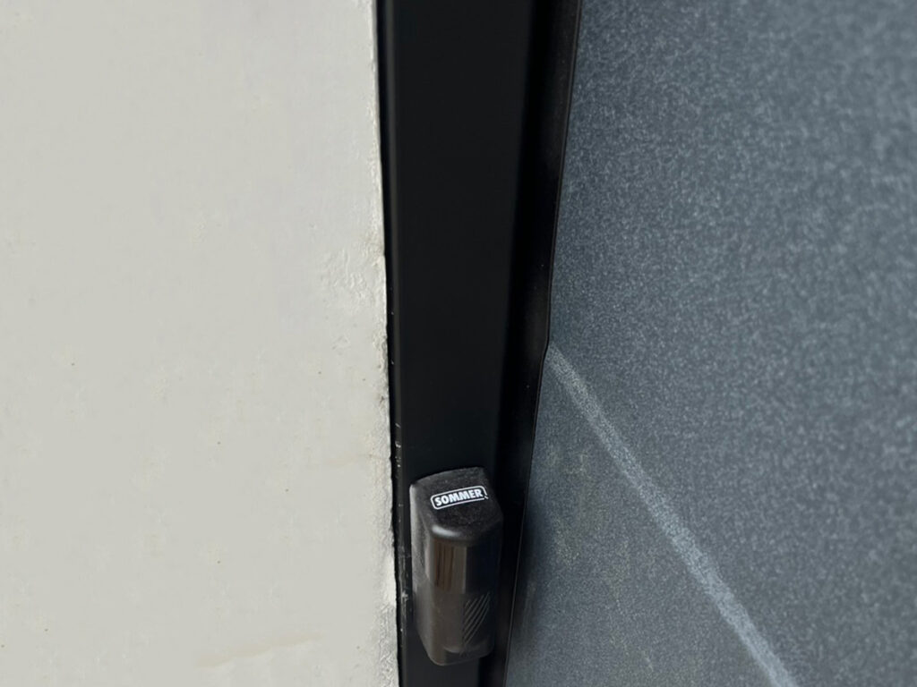 ซีลยางข้างประตูโรงรถ กันฝุ่น ฝน และแมลง ปิดแน่นสนิทเหมาะกับสภาพอากาศไทย