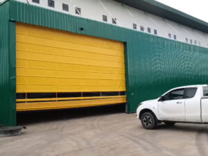 ประตูความเร็วสูงแบบพับขึ้นสำหรับช่องเปิดภายนอกขนาดใหญ่ โดย OZ Door Thailand