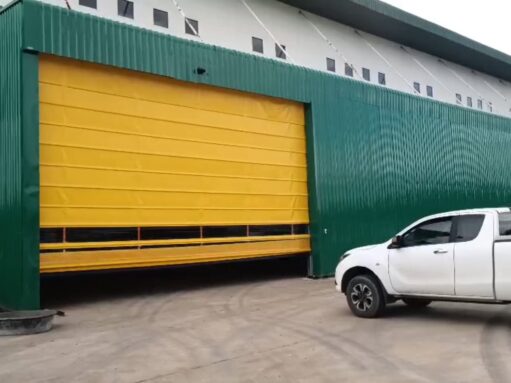 ประตูไฮสปีดแบบพับขึ้นสำหรับช่องเปิดภายนอกขนาดใหญ่ โดย OZ Door Thailand
