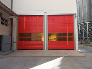 โครงสร้างประตูไฮสปีดแบบพับที่ทนแรงลม สำหรับการใช้งานภายนอกอาคารอุตสาหกรรม โดย OZ Door Thailand