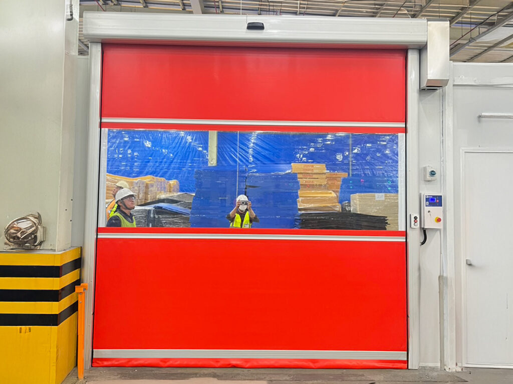 ผ้าใบ PVC สีส้มประตูไฮสปีด มองเห็นชัดเจนสำหรับพื้นที่รถโฟล์คลิฟท์และโซนจราจร