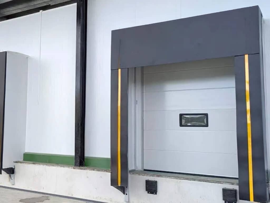 dock shelter แบบ Mechanical ติดตั้งที่จุดโหลดสินค้า โดย OZ Door Thailand