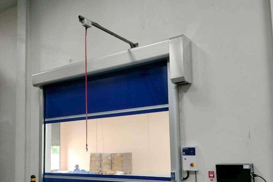 Pull cord switch for industrial door