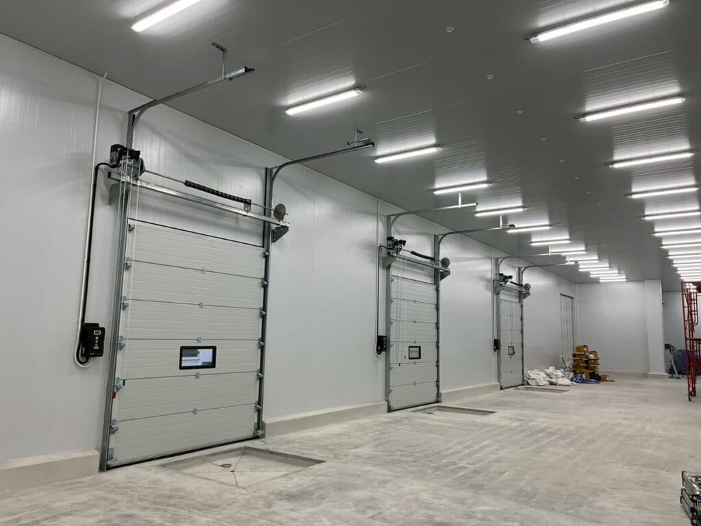 ฮาร์ดแวร์ประตูโอเวอร์เฮดอุตสาหกรรม พร้อมรายละเอียดงานติดตั้ง โดย OZ Door Thailand