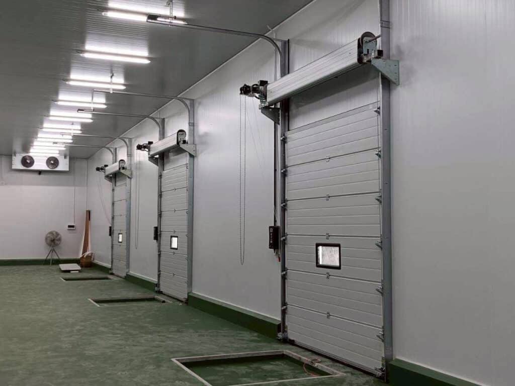 ประตูโอเวอร์เฮดติดตั้งที่ท่าโหลดสินค้า โดย OZ Door Thailand